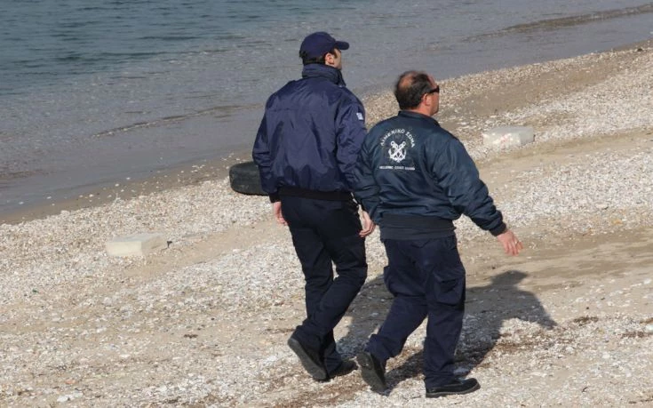 Συναγερμός στη Σύρο: Λουόμενος βρήκε πυρομαχικά μέσα στη θάλασσα